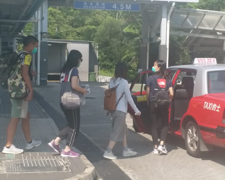 四人戴上口罩神情黯然地離開殮房。歐陽偉光攝