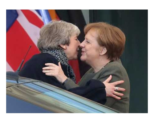 （左起）英國首相文翠珊今天與德國總理默克爾會面。AP