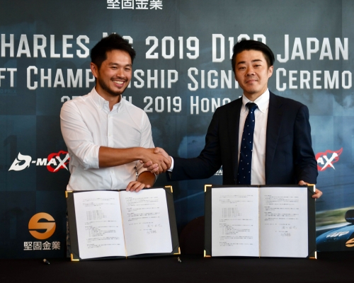 獲東瀛班霸車隊D-MAX相中的伍家麒（左），周六正式簽約將於六月赴日出戰D1職業飄移賽。梁柏琛攝