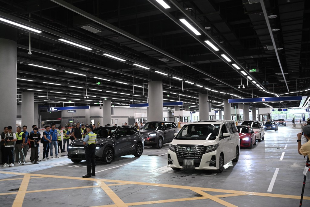 特区政府重申，粤港常规配额和使用口岸等安排属严肃课题，须由两地政府共同商议及通盘考虑。图为新皇岗口岸港方口岸区早前演练情况。