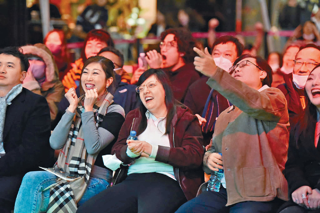 ■星島同事同高層一齊去Oasis一齊開心見證世界盃季軍誕生嘅過程。
