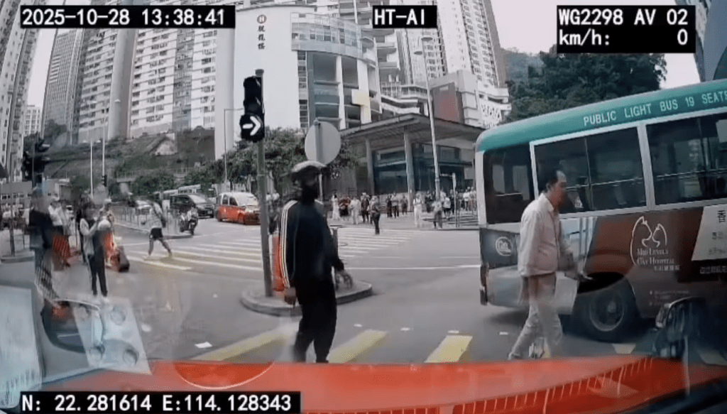 一名電單車司機駛至時目擊險情,馬上停車並協助扶起小巴司機,陪同他步行至「7.11」便利店,了解事故情況。 一名電單車司機駛至時目擊險情,馬上停車並協助扶起小巴司機,陪同他步行至「7.11」便利店,了解事故情況。