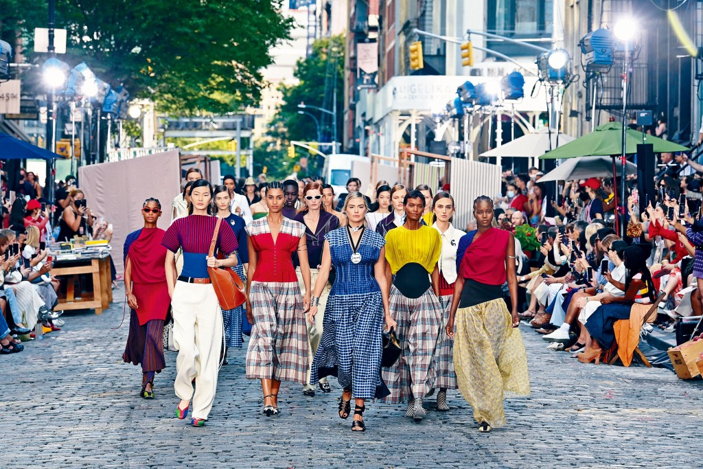 Tory Burch春夏系列時裝騷移師街道上演，旁邊都是小食店、書報攤及花檔，帶大家感受美式悠閒風光。