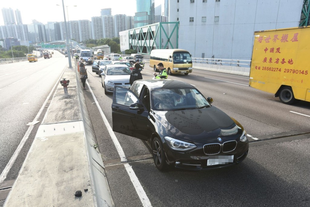 警方在車禍現場調查。 楊偉亨攝