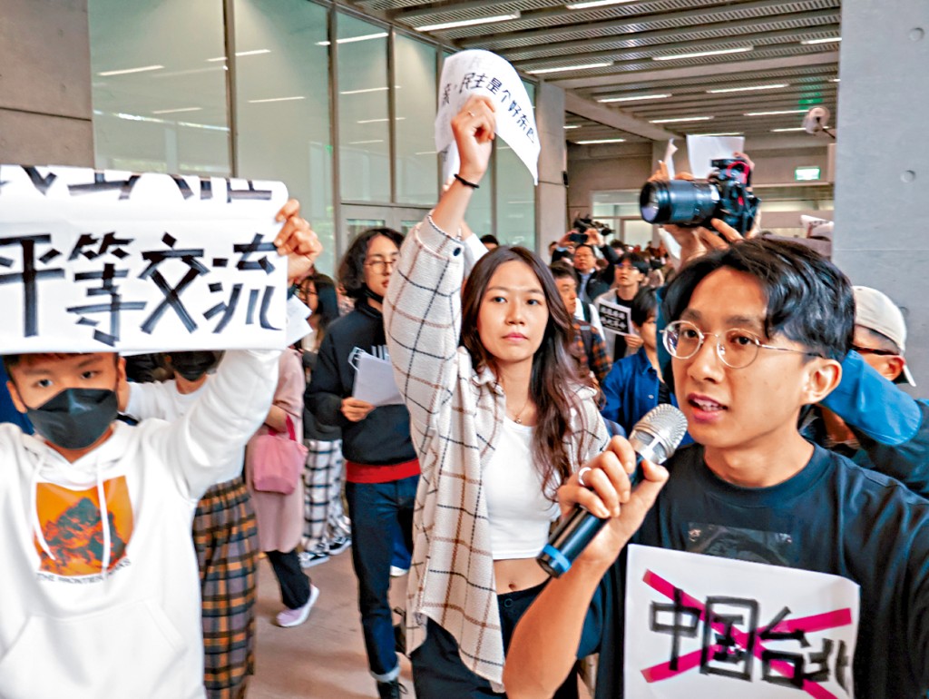 陸生團在台大遭遇抗議活動。