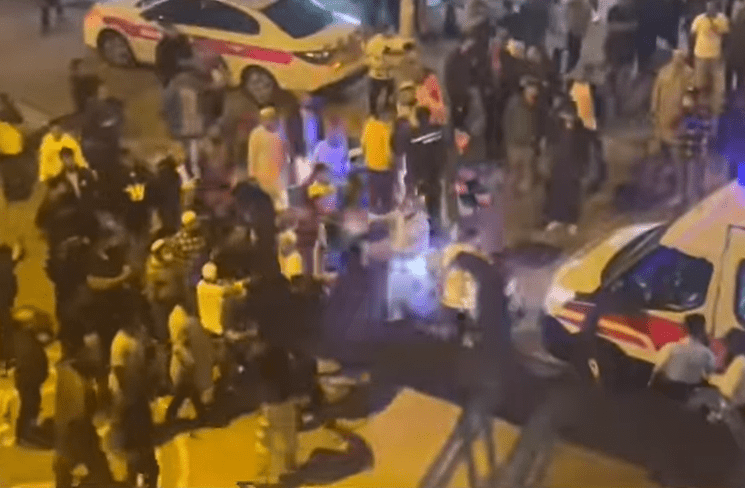 大批南亞漢不畏警員到場，仍大聲叫囂。fb香港突發事故報料區