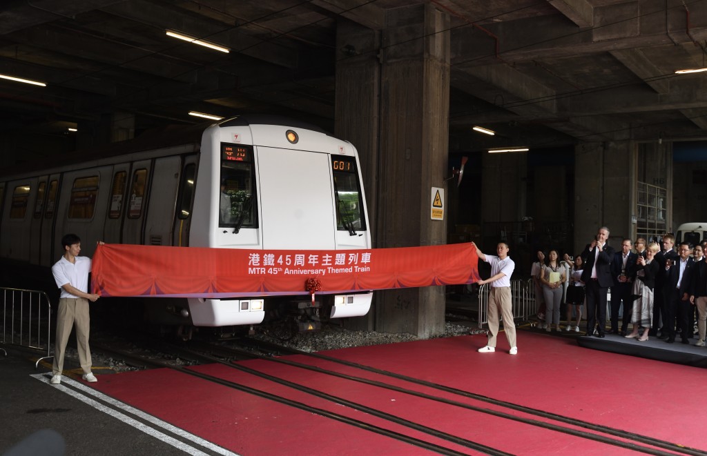 列車今日下午於彩虹站展開首航旅程。何君健攝