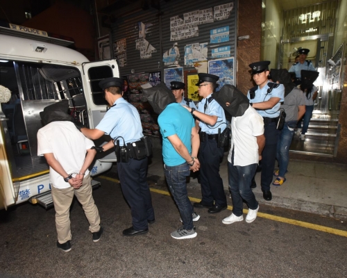 警方拘捕5名男女。徐裕民攝