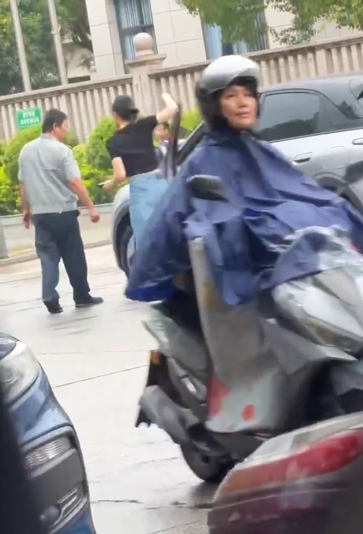 女司机又踢又掴男保安，被对方反手“兜巴星”还击。抖音＠行则将至