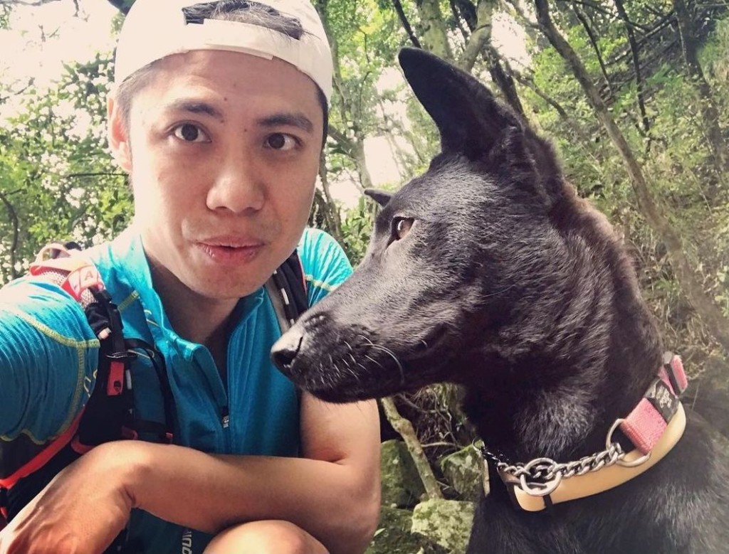 即使李佳芯同陳炳銓分開住,但未有影響陳炳銓日常生活,他如常去放狗。