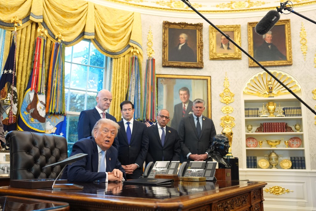 特朗普在白宫椭圆形办公室公布国际足总通行证方案。美联社