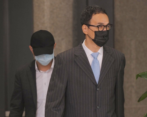 被告黃偉傑(前)、黃桂榮(後)。 資料圖片
