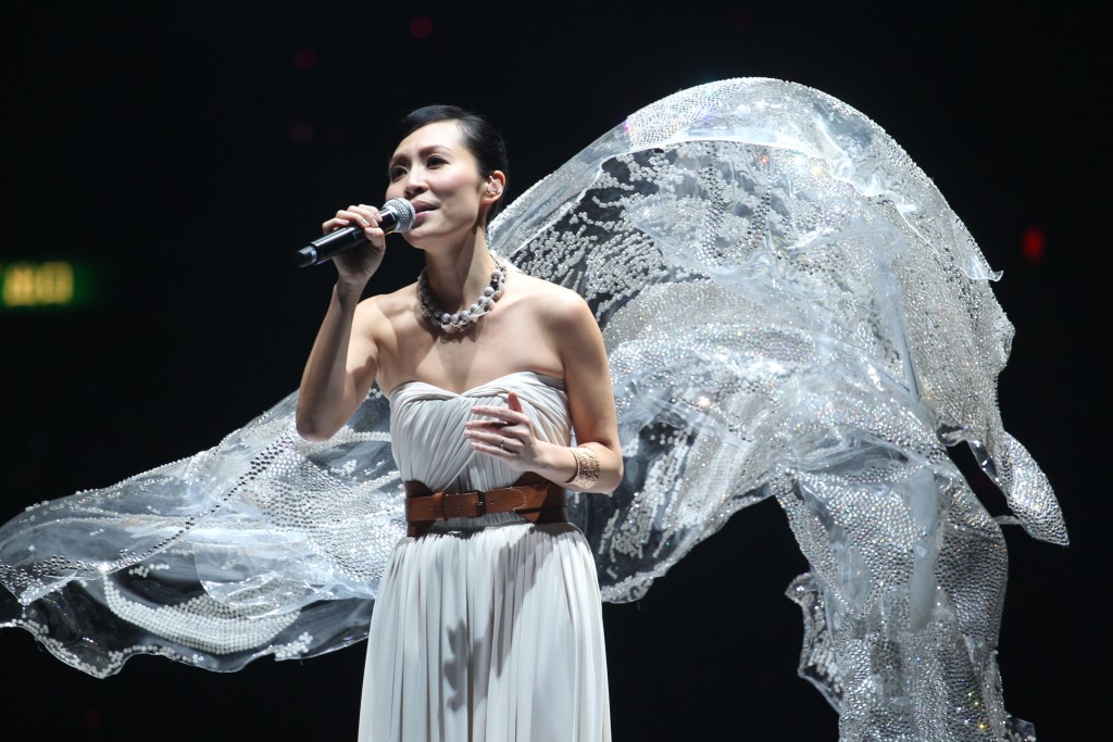 2012年，彭羚为好友黄伟文的《Concert YY 黄伟文作品展》复出担任嘉宾，分别与容祖儿、黄耀明合唱。