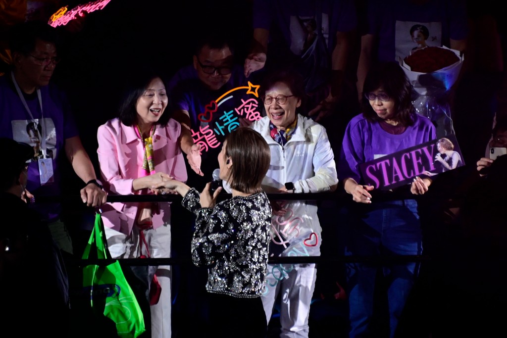 到唱《夜来香》时，龙婷走落台与粉丝握手。
