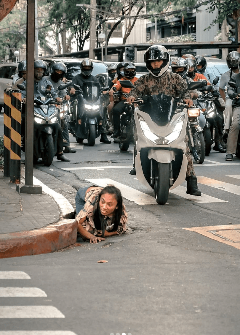 菲律宾首都马尼拉的街头出现惊人一幕,一名长发女子被目睹从马路渠口缓缓爬出,场面宛如恐怖电影,震撼网民。 菲律宾首都马尼拉的街头出现惊人一幕,一名长发女子被目睹从马路渠口缓缓爬出,场面宛如恐怖电影,震撼网民。