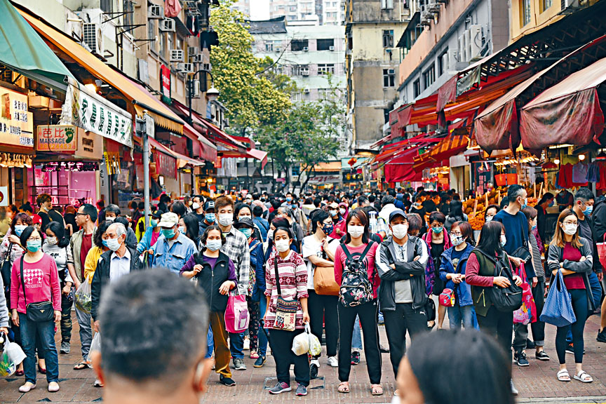 ■市民趁復活節假期出街紓悶氣,街頭人頭湧湧。