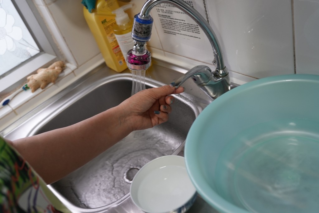 水務署稱經派員上門接觸住戶,現場目測食水水質清澈。房委會FB 水務署稱經派員上門接觸住戶,現場目測食水水質清澈。房委會FB