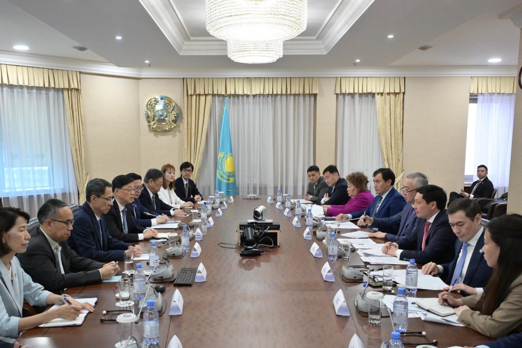 行政長官李家超（左四）早前在哈薩克斯坦阿斯塔納與哈薩克斯坦副總理兼國家經濟部部長朱曼哈林（右四）會面。政府新聞處圖片