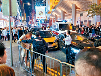 私家車撞向警方衝鋒車，警員將車上一對男女拘捕。