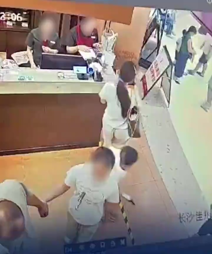 闭路电视画面显示，一名男童奔出快餐门店时，左手触摸到一名女食客的臀部。