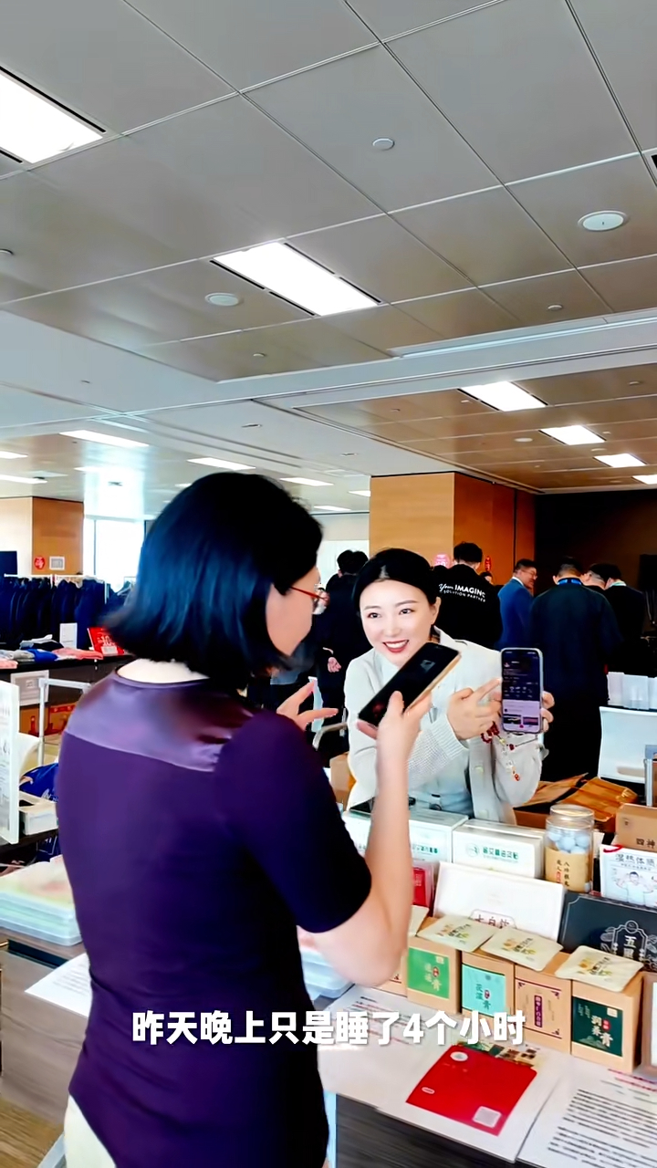 馬賽以「失業女演員」形容自己,獨自推200斤來港擺攤。 馬賽以「失業女演員」形容自己,獨自推200斤來港擺攤。