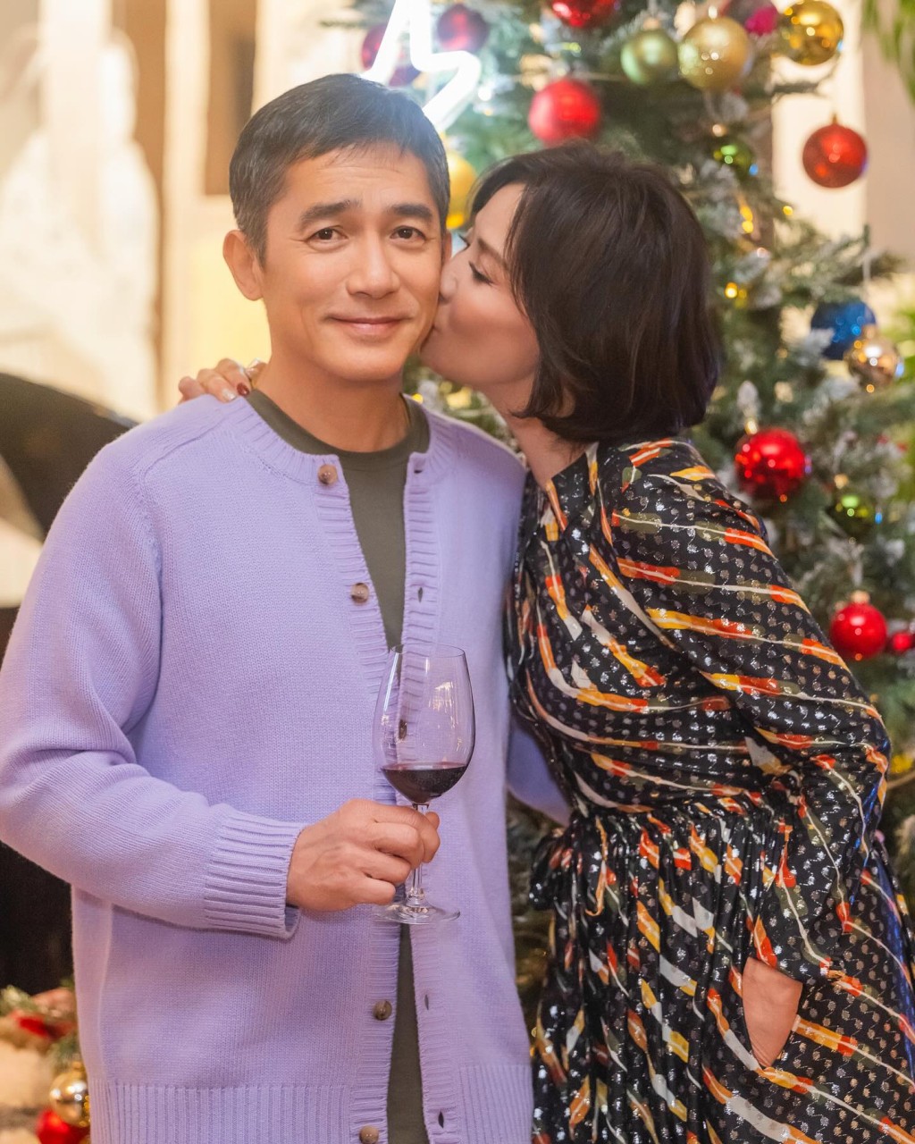 刘嘉玲向老公献吻，感觉相当更为浪漫。