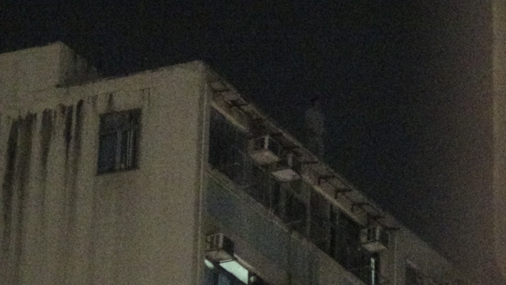 男子於大廈天台危站。蔡楚輝攝