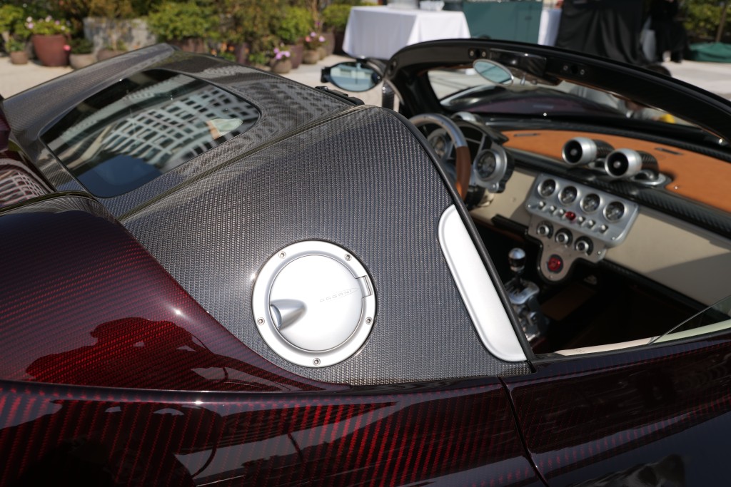 Pagani Utopia Roadster示范车配上全套Sport Pack，包括Carbo-Titanium车顶部份。