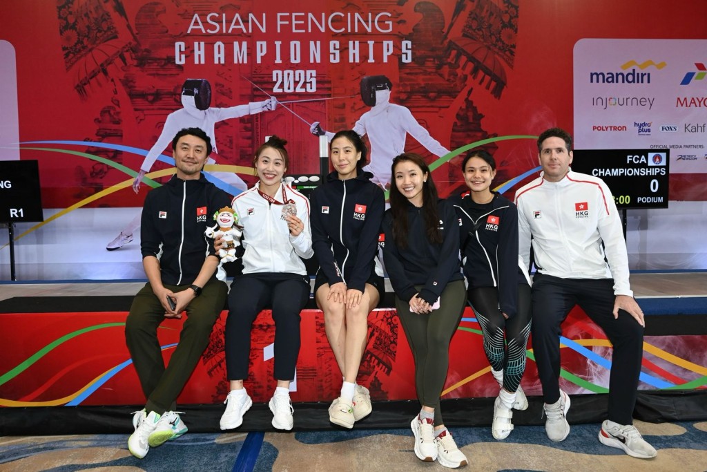 佘佘將同陳渭泠(左三起)、朱嘉望及連翊希爭取女重團體再入決賽。香港劍總圖 佘佘將同陳渭泠(左三起)、朱嘉望及連翊希爭取女重團體再入決賽。香港劍總圖