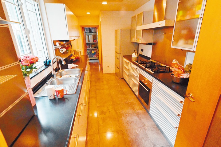 特大廚房設多組廚櫃，並分開2邊工作枱面， 容易劃分備料及煮食區。