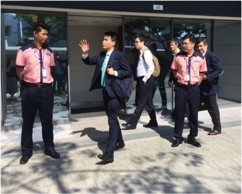 苏嘉豪（左二）抵达法院时并无接受在场记者访问。网图