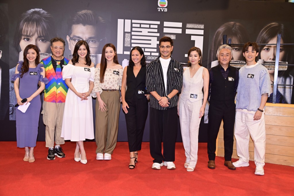 陳展鵬、湯洛雯跟劇集《隱門》演員齊齊宣傳。
