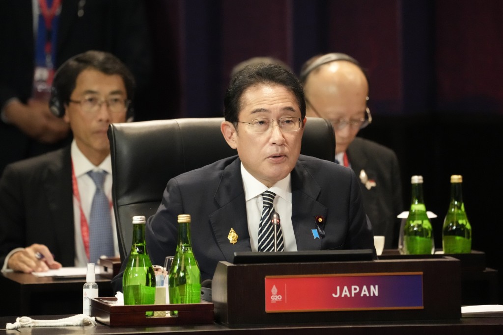 日本首相岸田文雄稱導彈落入日本專屬經濟區。AP