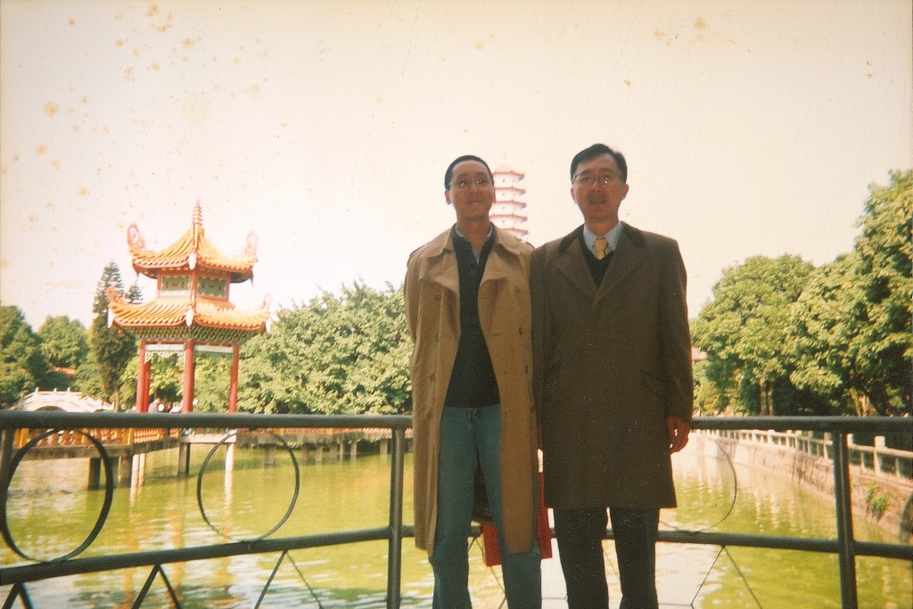 林黛兒子龍宗瀚（左）與著名大律師清洪早年合攝。