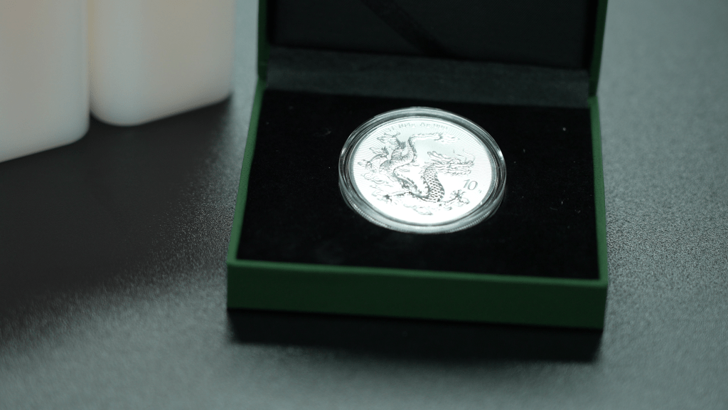 今年4月在港開售的「2025版中國龍銀幣」，是首隻龍年投資銀幣，一推出引來投資者及收藏家瘋搶。
