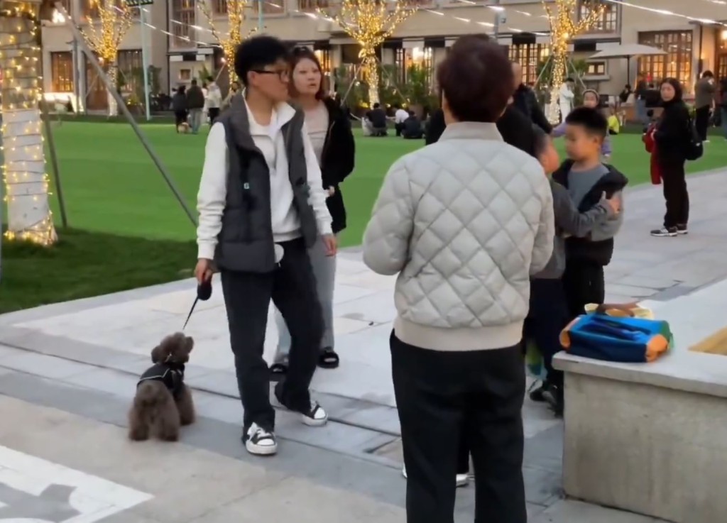 狗主情侶縱容寵物犬在男孩腳邊大便，事後拒道歉還反指罵當事人。微博