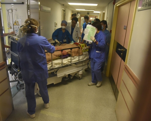 工人墮樓受傷送院。 丁志雄攝