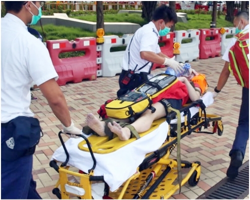 女事主昏迷送院搶救。讀者提供