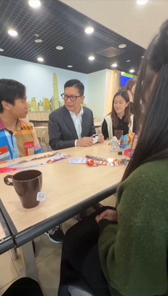 鄧炳強早前與數位獲得去米蘭冬奧實習的保安局青年領袖同亮志計劃的同學見面。鄧炳強fb