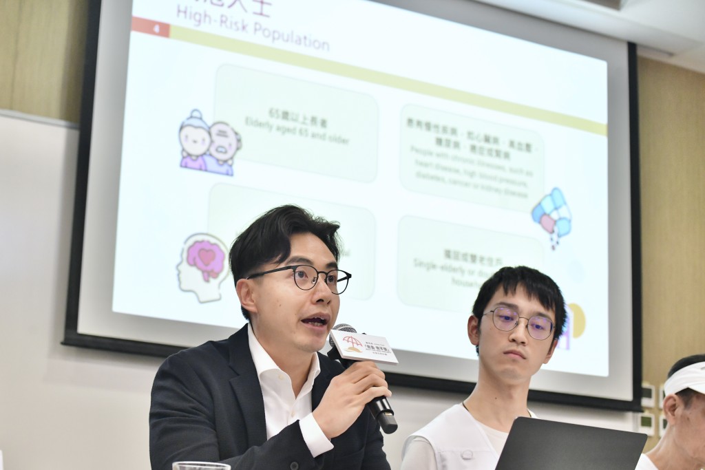 黎子俊(左)指計劃會根據長者的年齡、是否獨居、健康情況等等,優先為中高風險人士提供支援。 黎子俊(左)指計劃會根據長者的年齡、是否獨居、健康情況等等,優先為中高風險人士提供支援。
