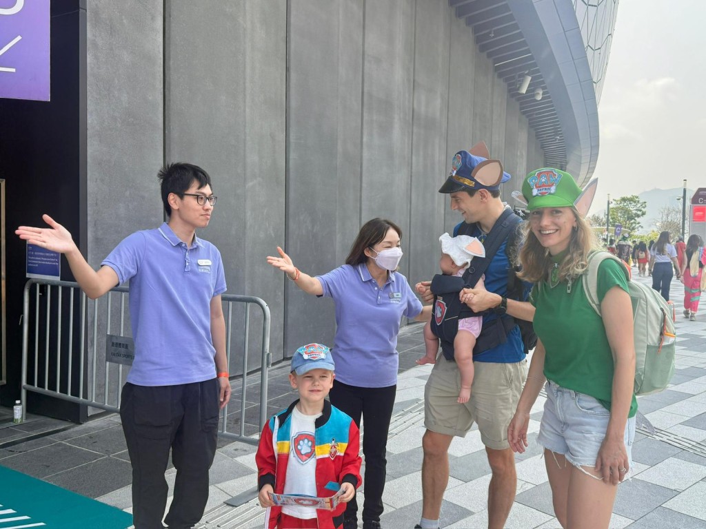 體育園每日動員近4,000名前線員工分布各個服務點。 體育園每日動員近4,000名前線員工分布各個服務點。