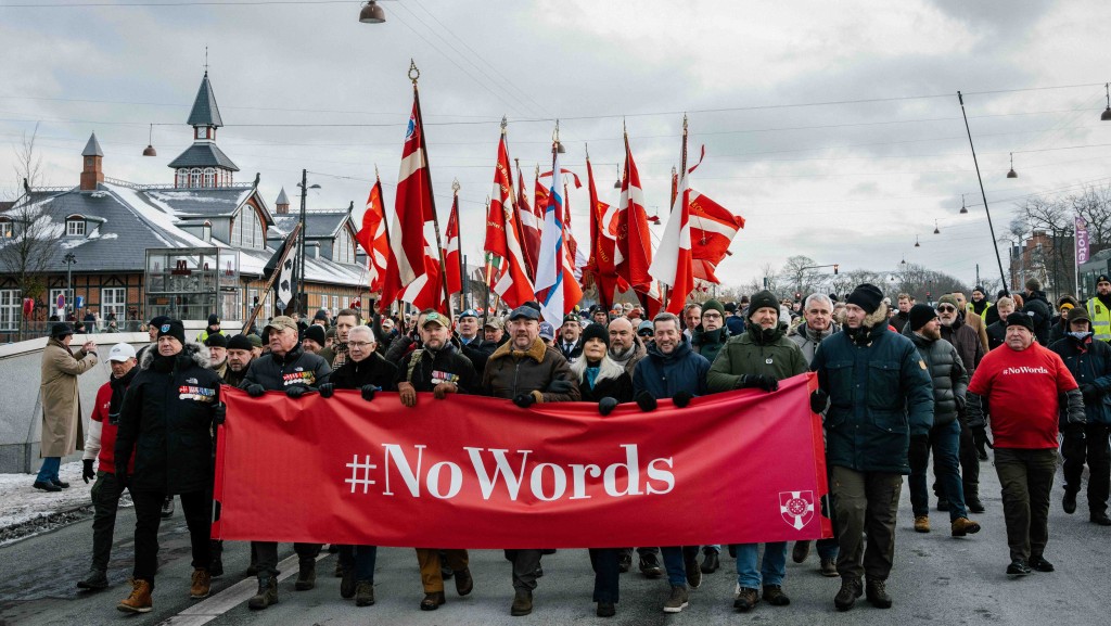 丹麥退伍軍人美國使館外靜默抗議 不滿特朗普言論輕視貢獻。路透社