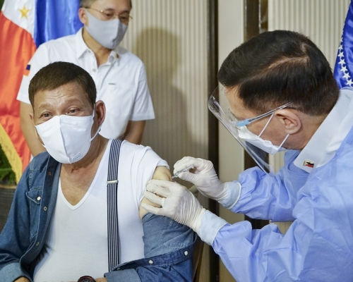 菲律賓總統杜特爾特偷步接種國藥疫苗捱批。AP