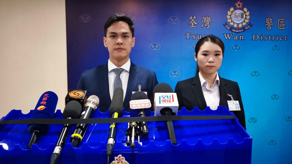 荃灣警區行動主任總督察陳學俊及特別職務隊第二隊督察江曉嵐(左起)交代案情,並呼籲市民切勿以身試法。 荃灣警區行動主任總督察陳學俊及特別職務隊第二隊督察江曉嵐(左起)交代案情,並呼籲市民切勿以身試法。