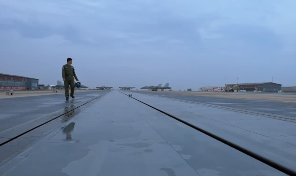 解放军《制胜》宣传片中，展示“空警-600”弹射试飞片段。央视截图