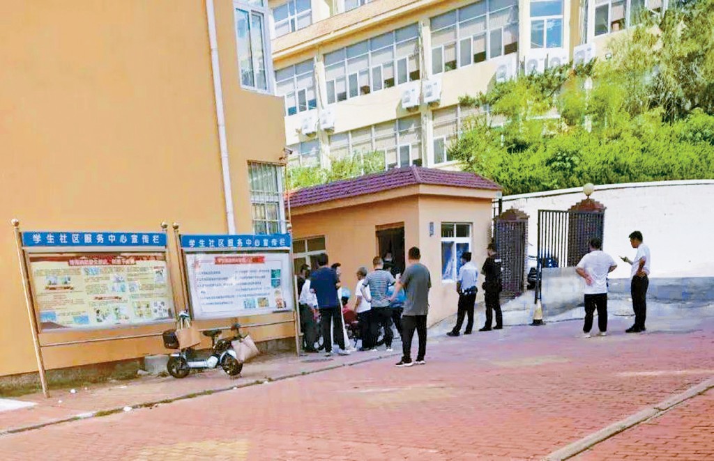 青島大學一位宿管大叔不幸離世,有警察及工作人員正在現場處理。