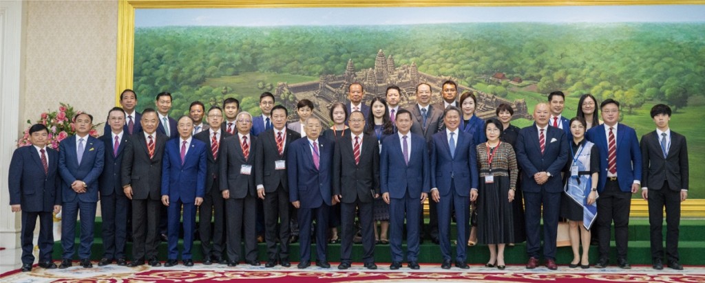 組團出訪柬埔寨，拜會首相洪瑪奈（前排右七）、副首相孫占托（前排右六）及該國11位部長。