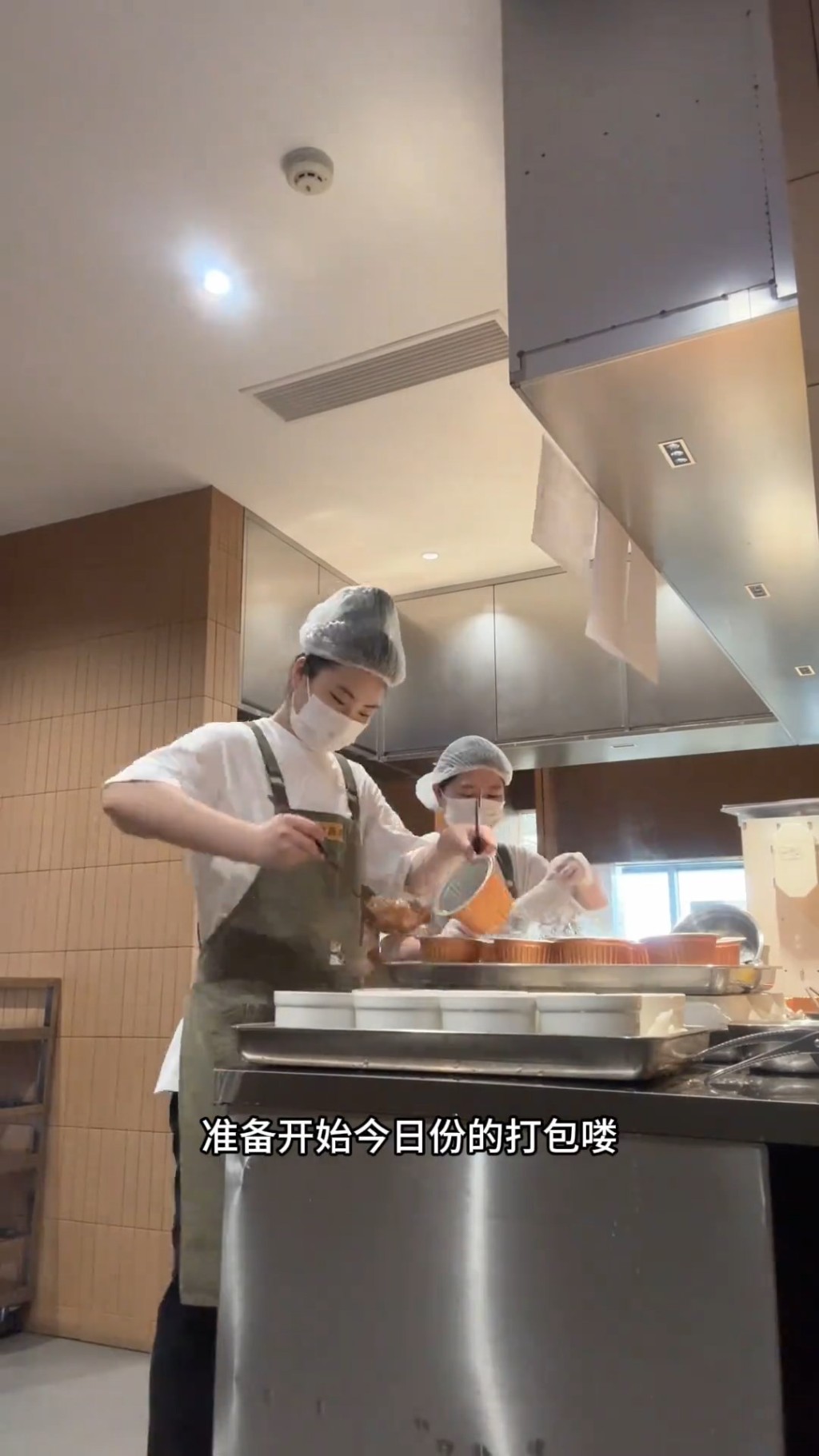 小王每天要4時許就起床。 小王每天要4時許就起床。