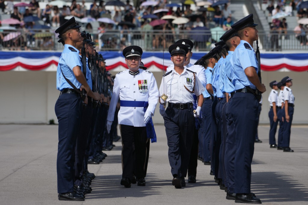 警務處副處長(國家安全)簡啟恩(左二)今日為香港警察學院結業會操擔任檢閱官。 警務處副處長(國家安全)簡啟恩(左二)今日為香港警察學院結業會操擔任檢閱官。