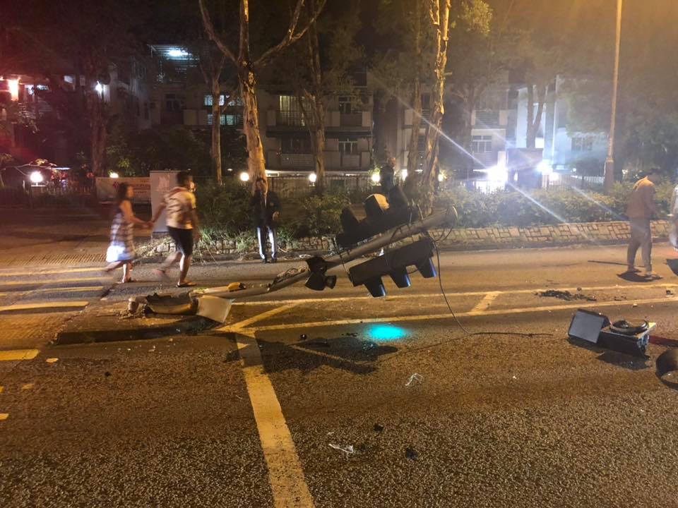 交通燈被撞冧。(fb大埔group Joan Chan)